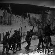 Lata 60., Szczyrk, Polska.
Kolejka do wyciągu narciarskiego.
Fot. Marek Zürn, zbiory Fundacji Ośrodka KARTA