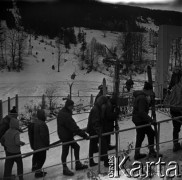 Lata 60., Szczyrk, Polska.
Kolejka do wyciągu narciarskiego.
Fot. Marek Zürn, zbiory Fundacji Ośrodka KARTA