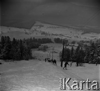 Lata 60., Szczyrk, Polska.
Narciarze na wyciągu orczykowym.
Fot. Marek Zürn, zbiory Fundacji Ośrodka KARTA