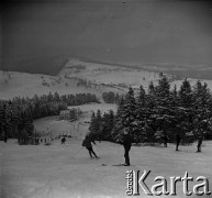 Lata 60., Szczyrk, Polska.
Narciarze na stoku.
Fot. Marek Zürn, zbiory Fundacji Ośrodka KARTA