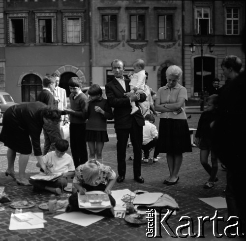 Lata 60., Warszawa, Polska.
Rynek Starego Miasta, n/z dzieci podczas zajęć plastycznych.
Fot. Marek Zürn, zbiory Fundacji Ośrodka KARTA