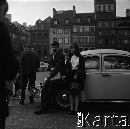 Lata 60., Warszawa, Polska.
Rynek Starego Miasta, n/z para młodych ludzi przy samochodzie Volkswagen 