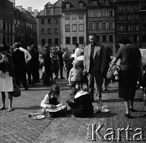 Lata 60., Warszawa, Polska.
Rynek Starego Miasta, n/z dzieci podczas zajęć plastycznych.
Fot. Marek Zürn, zbiory Fundacji Ośrodka KARTA