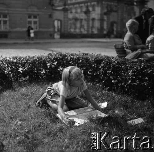 Lata 60., Warszawa, Polska.
Ddzieci podczas zajęć plastycznych na ulicy Podwale.
Fot. Marek Zürn, zbiory Fundacji Ośrodka KARTA