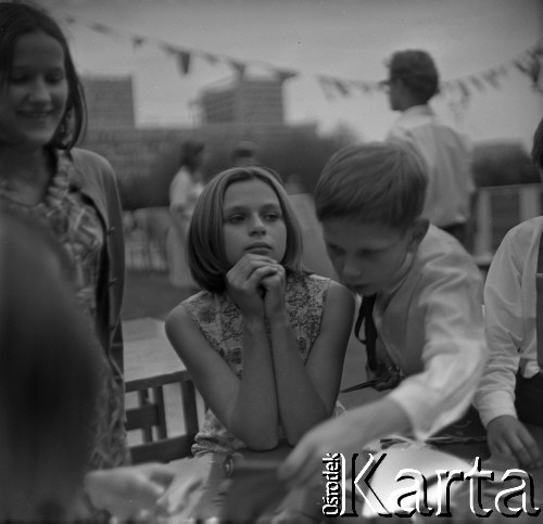 Lata 60., Warszawa, Polska.
Dzieci podczas zajęć plastycznych na placu Defilad.
Fot. Marek Zürn, zbiory Fundacji Ośrodka KARTA