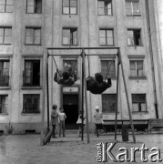 Lata 60., Warszawa, Polska.
Dzieci na placu zabaw - podwórko na tyłach placu Komuny Paryskiej (obecnie plac Wilsona) na Żoliborzu.
Fot. Marek Zürn, zbiory Fundacji Ośrodka KARTA