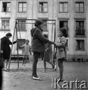 Lata 60., Warszawa, Polska.
Dzieci na placu zabaw - podwórko na tyłach placu Komuny Paryskiej (obecnie plac Wilsona) na Żoliborzu.
Fot. Marek Zürn, zbiory Fundacji Ośrodka KARTA
