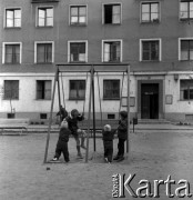 Lata 60., Warszawa, Polska.
Dzieci na placu zabaw - podwórko na tyłach placu Komuny Paryskiej (obecnie plac Wilsona) na Żoliborzu.
Fot. Marek Zürn, zbiory Fundacji Ośrodka KARTA