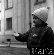 Lata 60., Warszawa, Polska.
Dziecko na podwórku na tyłach placu Komuny Paryskiej (obecnie plac Wilsona) na Żoliborzu.
Fot. Marek Zürn, zbiory Fundacji Ośrodka KARTA