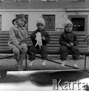 Lata 60., Warszawa, Polska.
Dzieci na podwórku na tyłach placu Komuny Paryskiej (obecnie plac Wilsona) na Żoliborzu.
Fot. Marek Zürn, zbiory Fundacji Ośrodka KARTA