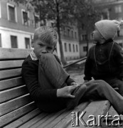 Lata 60., Warszawa, Polska.
Chłopcy na podwórku na tyłach placu Komuny Paryskiej (obecnie plac Wilsona) na Żoliborzu.
Fot. Marek Zürn, zbiory Fundacji Ośrodka KARTA