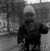 Lata 60., Warszawa, Polska.
Dziecko na podwórku na tyłach placu Komuny Paryskiej (obecnie plac Wilsona) na Żoliborzu.
Fot. Marek Zürn, zbiory Fundacji Ośrodka KARTA