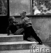 Lata 60., Warszawa, Polska.
Chłopcy na podwórku na tyłach placu Komuny Paryskiej (obecnie plac Wilsona) na Żoliborzu.
Fot. Marek Zürn, zbiory Fundacji Ośrodka KARTA