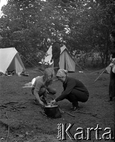 Lata 60., miejsce nieznane, Polska.
Gotowanie podczas biwaku pod namiotem.
Fot. Marek Zürn, zbiory Fundacji Ośrodka KARTA