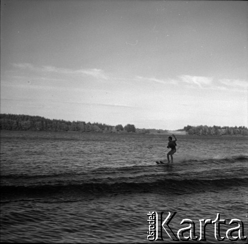 Lata 60., miejsce nieznane, Polska.
Narciarz wodny na jeziorze.
Fot. Marek Zürn, zbiory Fundacji Ośrodka KARTA