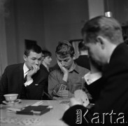Lata 60., Warszawa, Polska.
Turniej brydżowy.
Fot. Marek Zürn, zbiory Fundacji Ośrodka KARTA