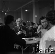 Lata 60., Warszawa, Polska.
Turniej brydżowy.
Fot. Marek Zürn, zbiory Fundacji Ośrodka KARTA