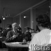 Lata 60., Warszawa, Polska.
Turniej brydżowy.
Fot. Marek Zürn, zbiory Fundacji Ośrodka KARTA