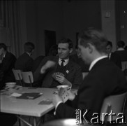 Lata 60., Warszawa, Polska.
Turniej brydżowy.
Fot. Marek Zürn, zbiory Fundacji Ośrodka KARTA