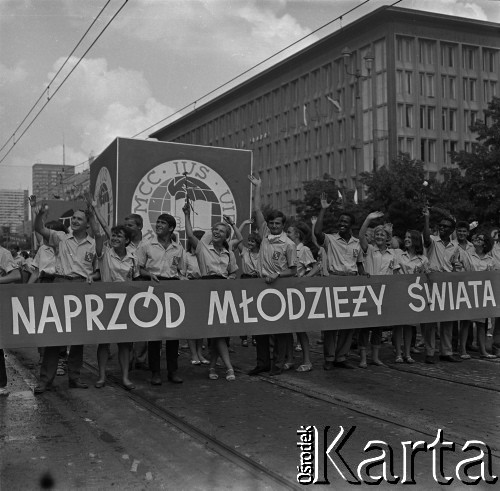 22.07.1966, Warszawa, Polska.
Defilada z okazji Święta Odrodzenia Polski (22 Lipca) na ulicy Marszałkowskiej, n/z studenci zagraniczni i członkowie Związku Młodzieży Socjalistycznej, hasło 
