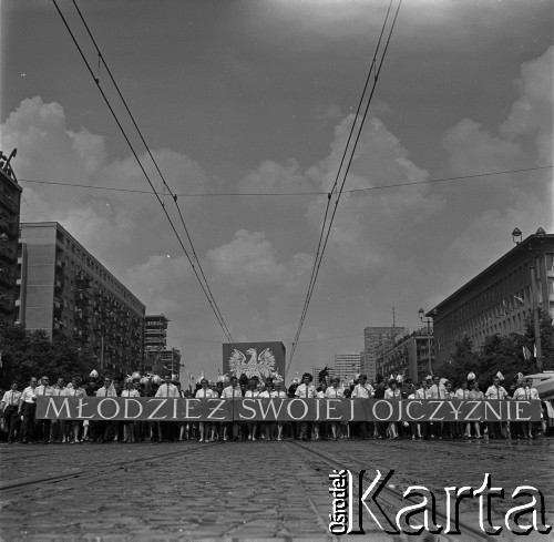 22.07.1966, Warszawa, Polska.
Defilada z okazji Święta Odrodzenia Polski (22 Lipca) na ulicy Marszałkowskiej, hasło 