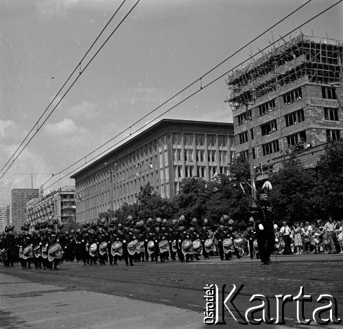 22.07.1966, Warszawa, Polska.
Defilada z okazji Święta Odrodzenia Polski (22 Lipca) na ulicy Marszałkowskiej.
Fot. Marek Zürn, zbiory Fundacji Ośrodka KARTA