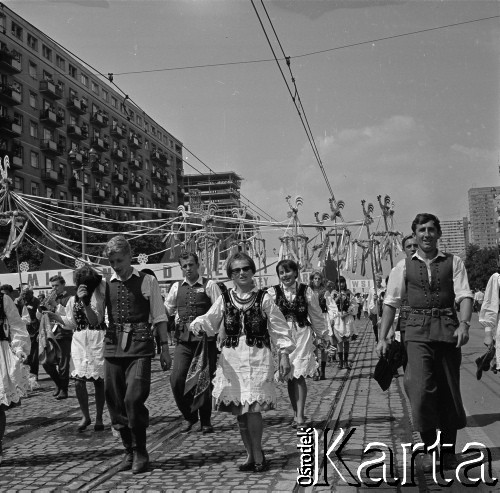 22.07.1966, Warszawa, Polska.
Defilada z okazji Święta Odrodzenia Polski (22 Lipca) na ulicy Marszałkowskiej.
Fot. Marek Zürn, zbiory Fundacji Ośrodka KARTA