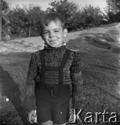 Lata 60., Warszawa, Polska.
Chłopiec z kawałkiem słonecznika na Żoliborzu.
Fot. Marek Zürn, zbiory Fundacji Ośrodka KARTA
