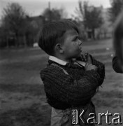 Lata 60., Warszawa, Polska.
Chłopiec na Żoliborzu.
Fot. Marek Zürn, zbiory Fundacji Ośrodka KARTA
