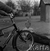 Lata 60., Warszawa, Polska.
Chłopiec na Żoliborzu.
Fot. Marek Zürn, zbiory Fundacji Ośrodka KARTA