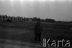 Lata 60., miejsce nieznane, Polska.
Dziecko wiejskie.
Fot. Marek Zürn, zbiory Fundacji Ośrodka KARTA