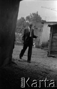 Lata 60., Stary Sącz, Polska.
Mężczyzna w zaułku miasteczka.
Fot. Marek Zürn, zbiory Fundacji Ośrodka KARTA