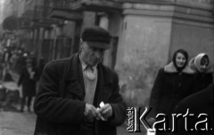 Lata 60., Lublin, Polska.
Mężczyzna na ulicy.
Fot. Marek Zürn, zbiory Fundacji Ośrodka KARTA