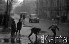 Lata 60., Lublin, Polska.
Chłopcy podczas zabawy na ulicy.
Fot. Marek Zürn, zbiory Fundacji Ośrodka KARTA