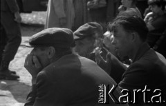 Lata 60., Lublin, Polska.
Dworzec autobusowy, n/z podróżni czekają na autobus.
Fot. Marek Zürn, zbiory Fundacji Ośrodka KARTA