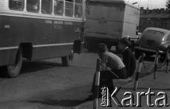 Lata 60., Lublin, Polska.
Scenka uliczna.
Fot. Marek Zürn, zbiory Fundacji Ośrodka KARTA