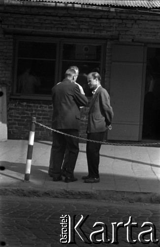 Lata 60., Lublin, Polska.
Mężczyźni na ulicy.
Fot. Marek Zürn, zbiory Fundacji Ośrodka KARTA