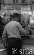 Lata 60., Lublin, Polska.
Mężczyzna przy witrynie Klubu Międzynarodowej Prasy i Książki (KMPiK).
Fot. Marek Zürn, zbiory Fundacji Ośrodka KARTA