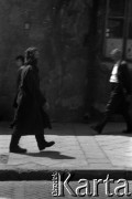 Lata 60., Lublin, Polska.
Przechodnie na ulicy.
Fot. Marek Zürn, zbiory Fundacji Ośrodka KARTA