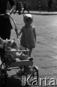 Lata 60., Lublin, Polska.
Dziewczynka przy wózku dziecięcym.
Fot. Marek Zürn, zbiory Fundacji Ośrodka KARTA