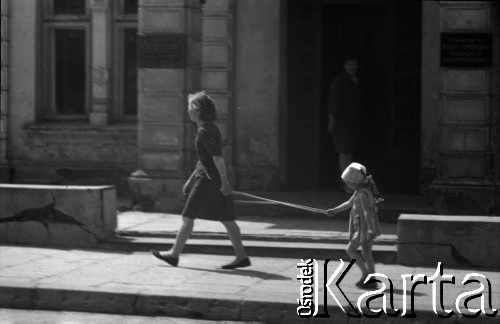 Lata 60., Lublin, Polska.
Kobieta z córką.
Fot. Marek Zürn, zbiory Fundacji Ośrodka KARTA