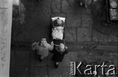 Lata 60., Lublin, Polska.
Kobieta z dziećmi i wózkiem.
Fot. Marek Zürn, zbiory Fundacji Ośrodka KARTA