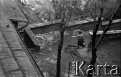 Lata 60., Lublin, Polska.
Scenka uliczna: kobieta z wiadrem.
Fot. Marek Zürn, zbiory Fundacji Ośrodka KARTA