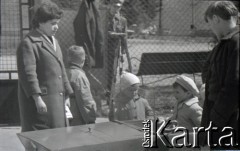 Lata 60., Warszawa, Polska.
Dzieci podczas zabawy w samochodzie-zabawce.
Fot. Marek Zürn, zbiory Fundacji Ośrodka KARTA