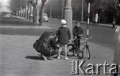 Lata 60., Warszawa, Polska.
Dzieci z rowerami.
Fot. Marek Zürn, zbiory Fundacji Ośrodka KARTA