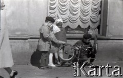 Lata 60., Warszawa, Polska.
Dzieci na ulicy naprawiają rower.
Fot. Marek Zürn, zbiory Fundacji Ośrodka KARTA