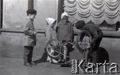 Lata 60., Warszawa, Polska.
Dzieci na ulicy naprawiają rower.
Fot. Marek Zürn, zbiory Fundacji Ośrodka KARTA