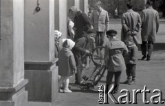 Lata 60., Warszawa, Polska.
Dzieci na ulicy naprawiają rower.
Fot. Marek Zürn, zbiory Fundacji Ośrodka KARTA