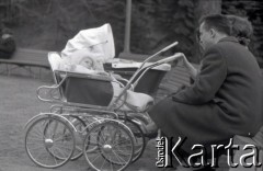 Lata 60., Warszawa, Polska.
Rodzina podczas spaceru w parku.
Fot. Marek Zürn, zbiory Fundacji Ośrodka KARTA