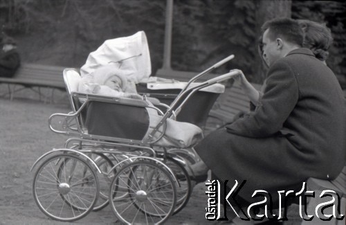 Lata 60., Warszawa, Polska.
Rodzina podczas spaceru w parku.
Fot. Marek Zürn, zbiory Fundacji Ośrodka KARTA